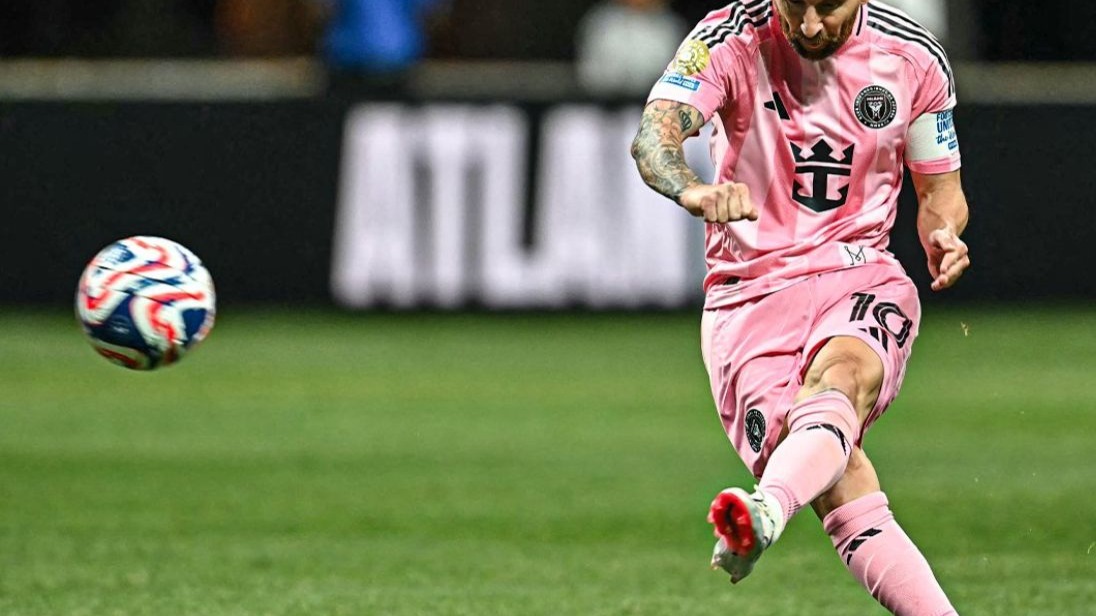 开云体育-梅西重返赛场，反败为胜首场状态出色，加拿大队观众沸腾！全场沸腾不已-开云体育