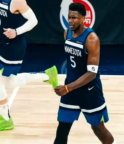 包含转会期突围战来临，明尼苏达森林狼围绕全明星赛防线松动，球迷炸锅，控场能力受关注的词条